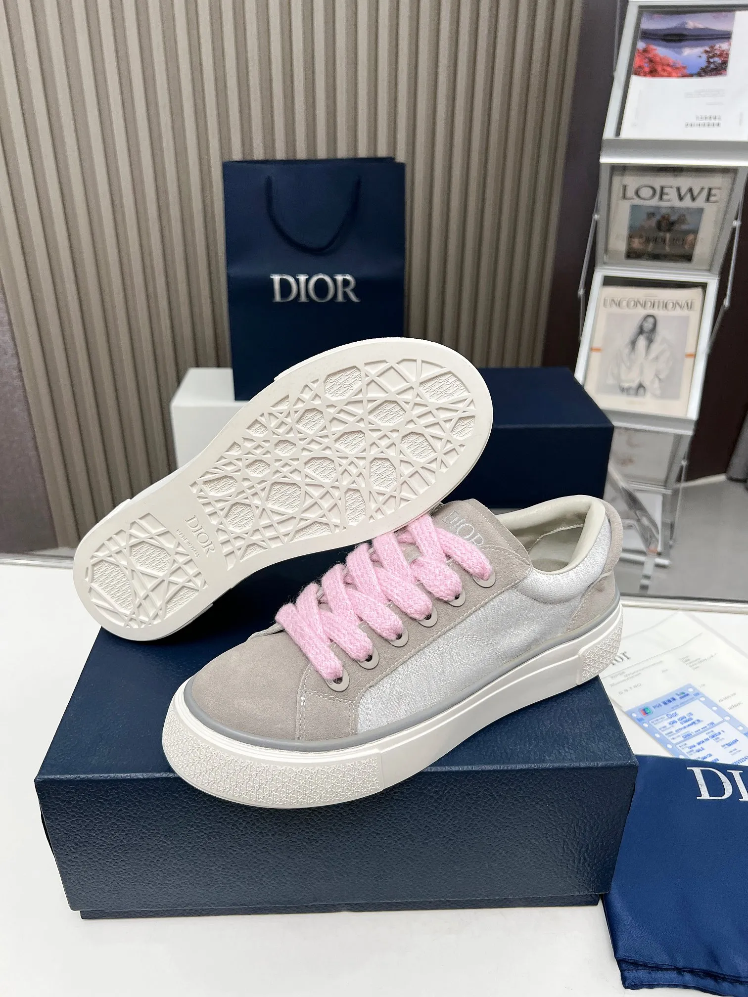👟👟Ex-factory price 560👟👟 Women's Shoes Women's Clothing Women's Shoes Women's Clothing DIOR Dior B33 sneakers Gray and white jacquard fabrics with gray high mercerized suede leather 2023 new autumn products, reinterpretation of classic tennis shoes, fashionable silhouette highlights the thickness. Crafted from gray and white jacquard with Oblique print and suede panels, it has a distinctive padded tongue embellished with an embossed Dior signature, wide pink mohair laces and brass eyelets with a matte gray finish. The cream-white Dior Oblique patterned rubber sole, enhanced by the contrasting Dior 30 Avenue Montaigne signature on the rear, will add style to casual looks. Size: Women's 35-40 (34, 41 customized, non-refundable) Men's 39-45 (38, 46 customized, non-refundable)